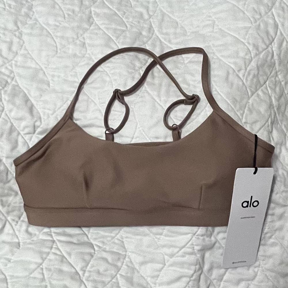 Save 4,500 Pesos on the Alo Yoga Airlift Intrigue Set with direct US shopping