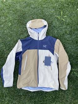 Outrunning the clouds with a US-sourced Arc'teryx Beta Lightweight Jacket for your Australian adventures