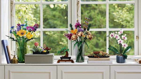 LEGO Icons Botanical Collection: Pink Parrot (3-in-1)