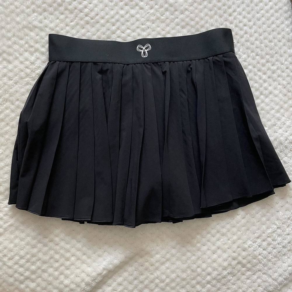 Saving 42 Euros on the Aritzia TNAGuide Tennis Skirt while living in Spain