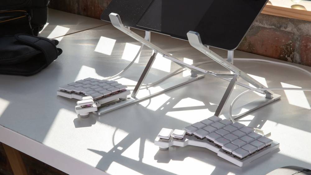 Everything I learned while shipping my ZSA Voyager from the US to the Netherlands