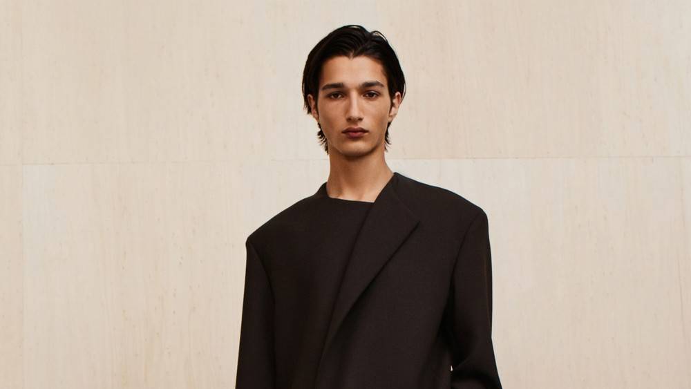 Save €45 on the Essentials Dust collection through efficient US shipping to Germany