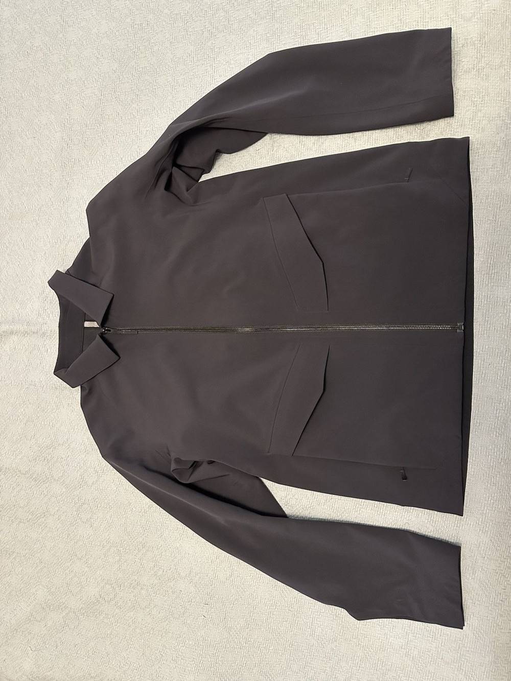 Asking if the US-exclusive Veilance Spere Jacket really lives up to the hype for us in the Netherlands