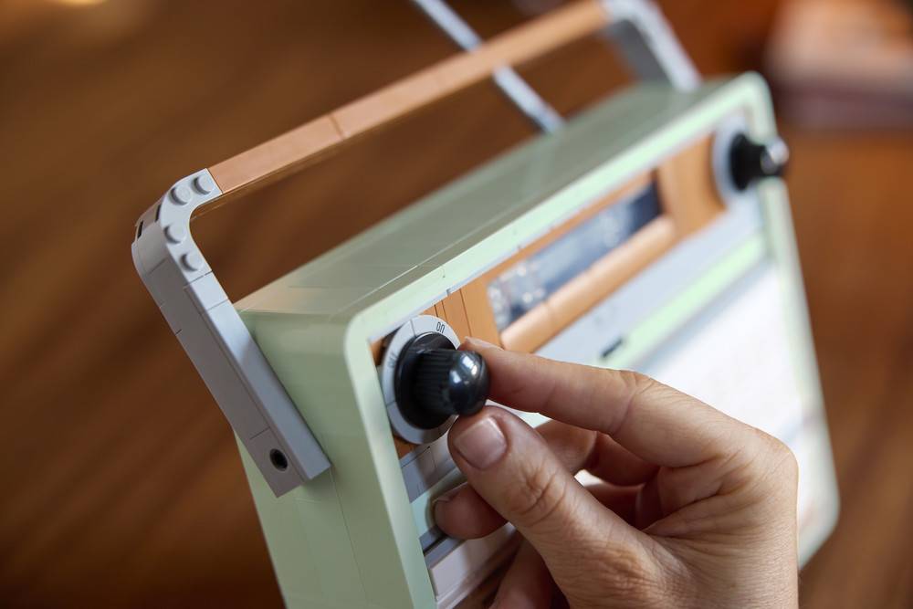 Snagging the viral LEGO Icons Retro Radio 10334 from US stores actually saves French decor fans money?