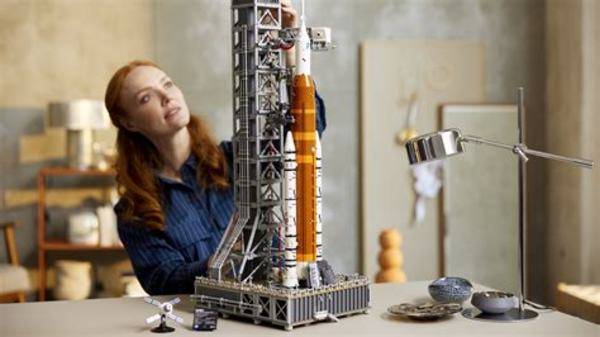 LEGO Icons: Artemis II Lunar Mission Set