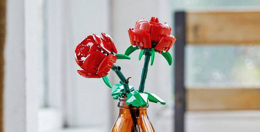 The 2026 LEGO Pink Desert Rose is blooming in Spanish homes because US stock is more reliable.