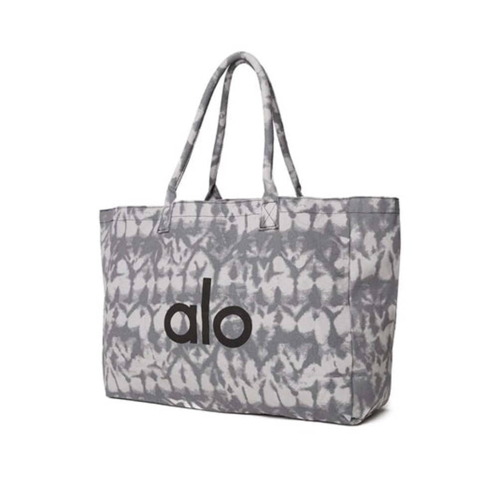 Is the US-exclusive Alo Yoga Wellness Tote actually unavailable in Belgium?