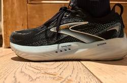 Is the 2026 Brooks Glycerin 22 US-exclusive stock really disappearing before Hong Kong buyers can even order?